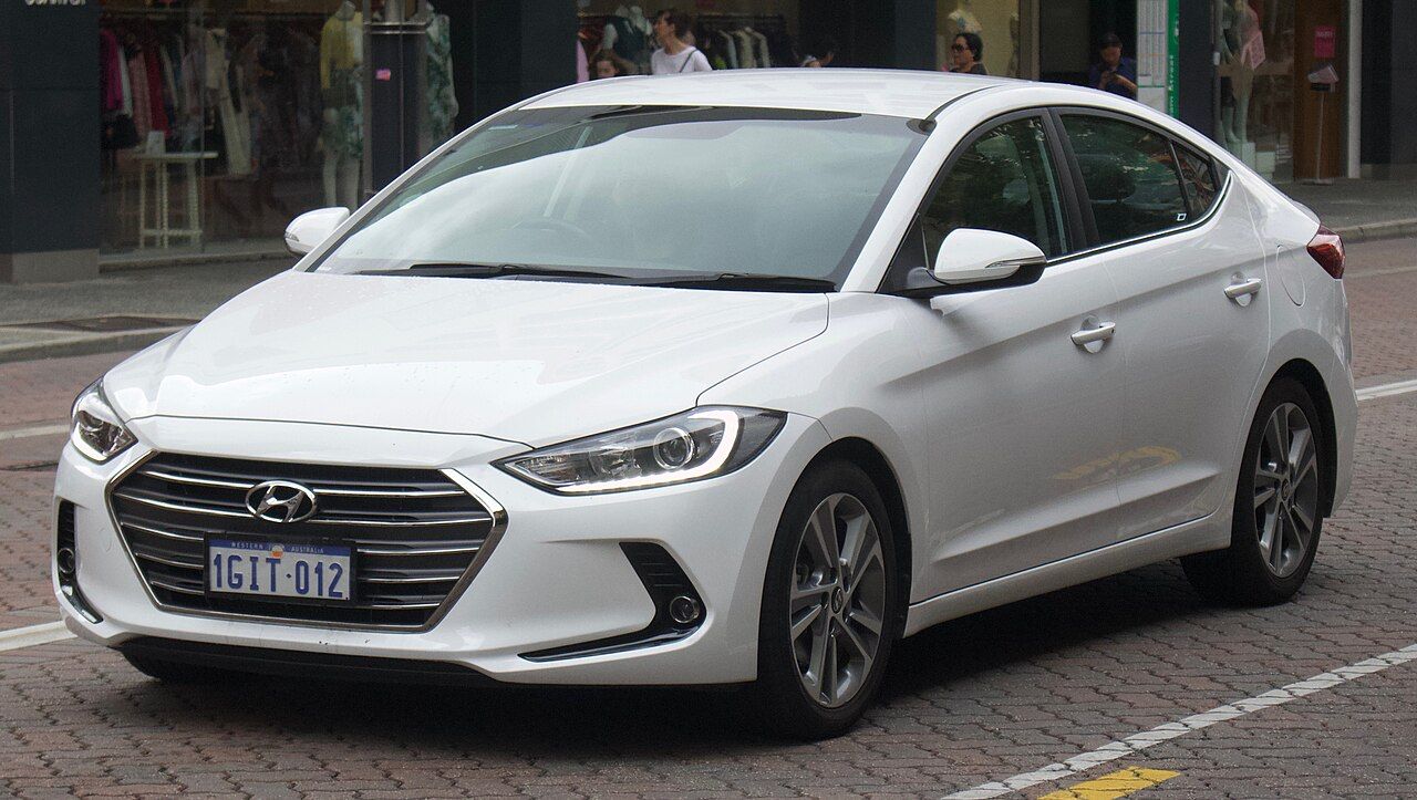 Фото модели: Hyundai Avante, вид спереди сбоку