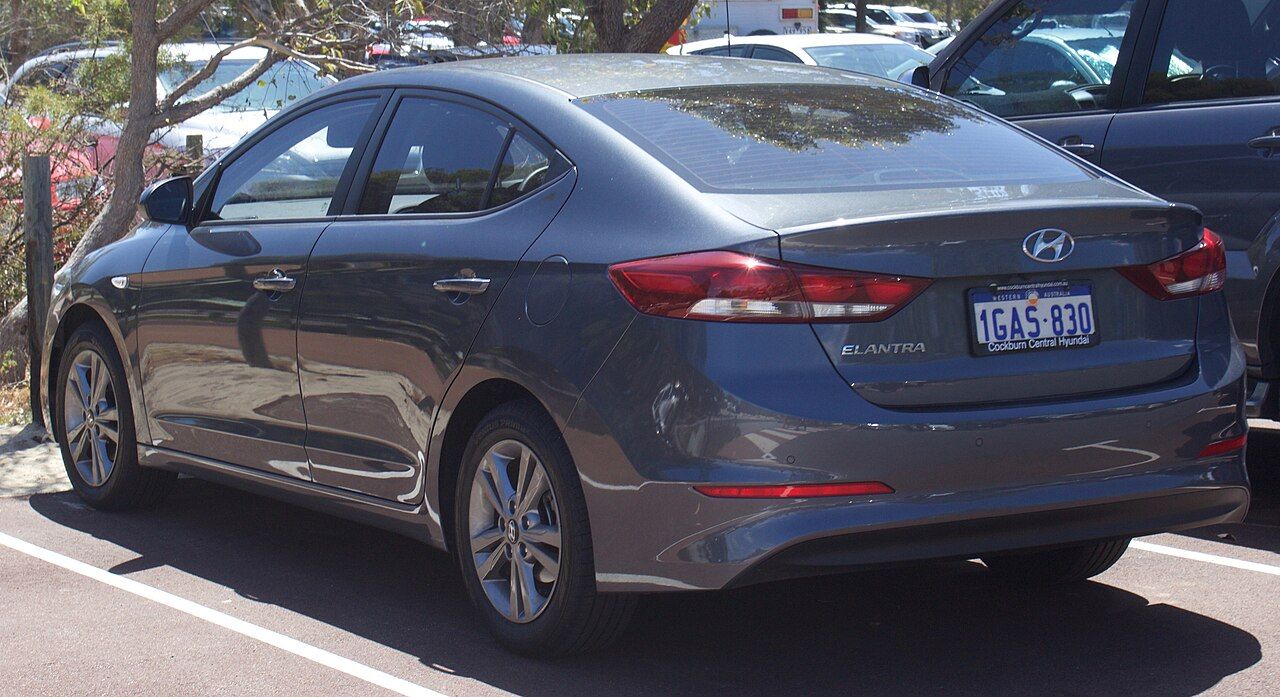 Фото модели: Hyundai Avante, вид сзади сбоку