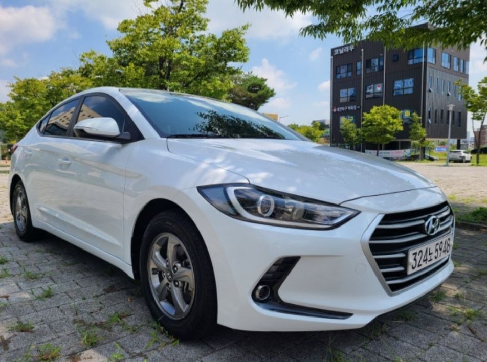 Фото модели: Hyundai Avante, вид спереди сбоку