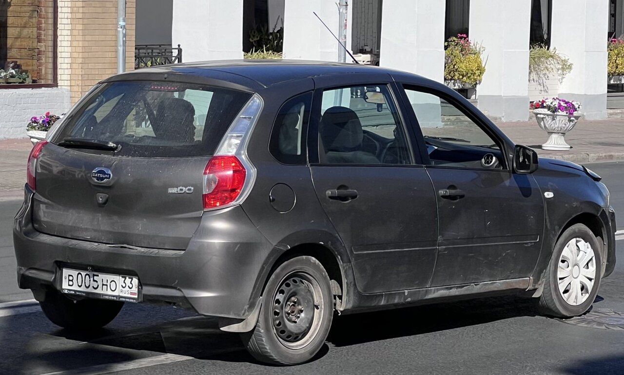 Фото модели: Datsun mi-DO, вид сзади сбоку