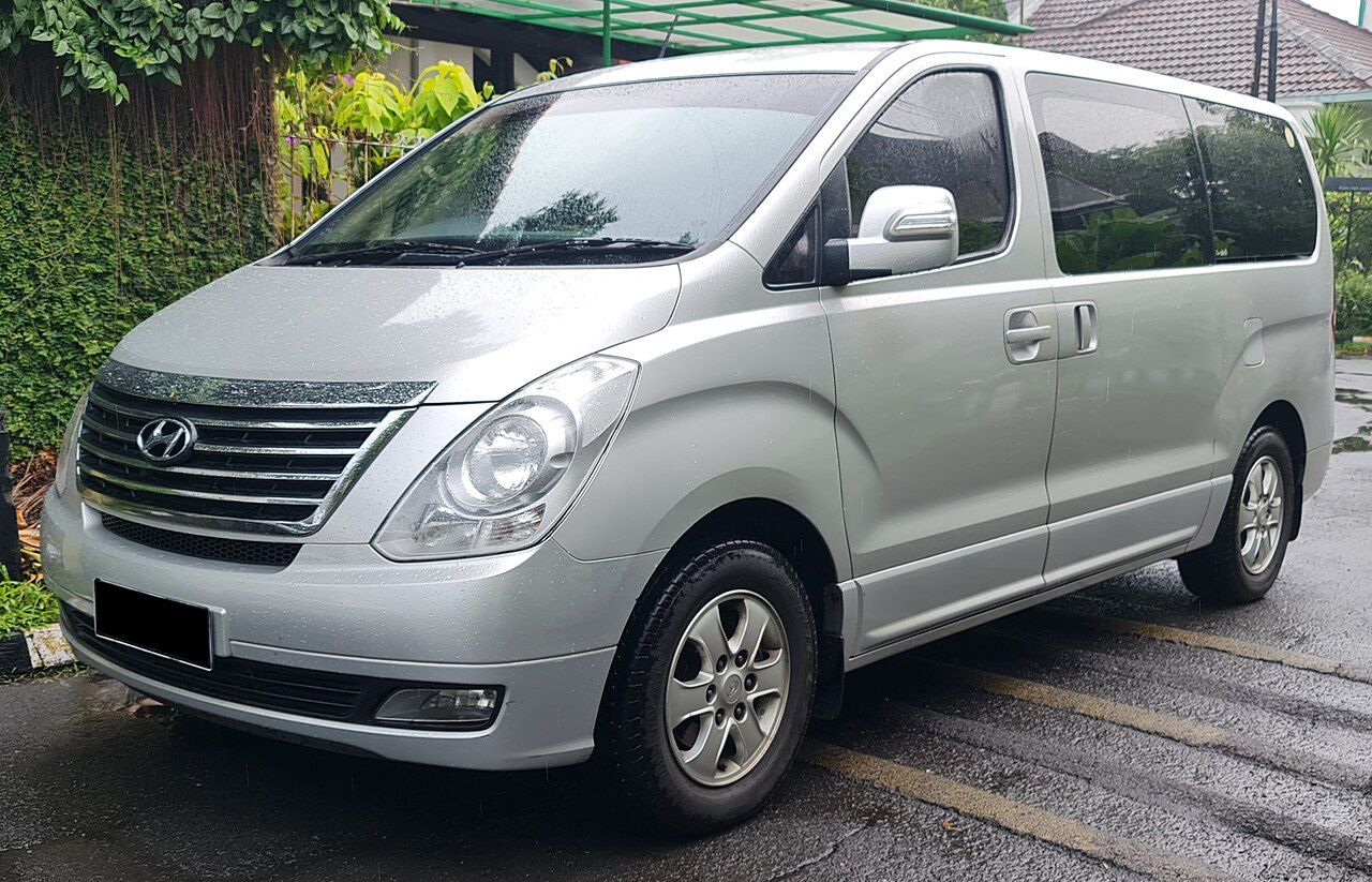Фото модели: Hyundai H-1, вид спереди сбоку