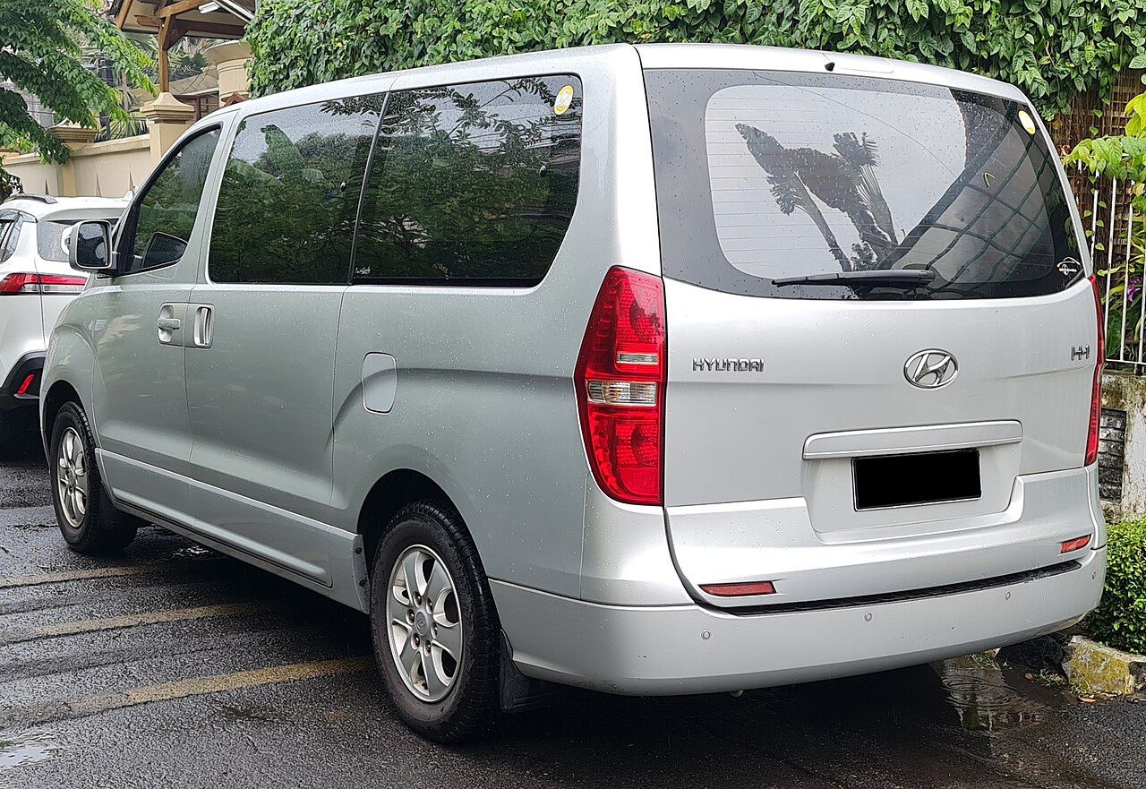 Фото модели: Hyundai H-1, вид сзади сбоку