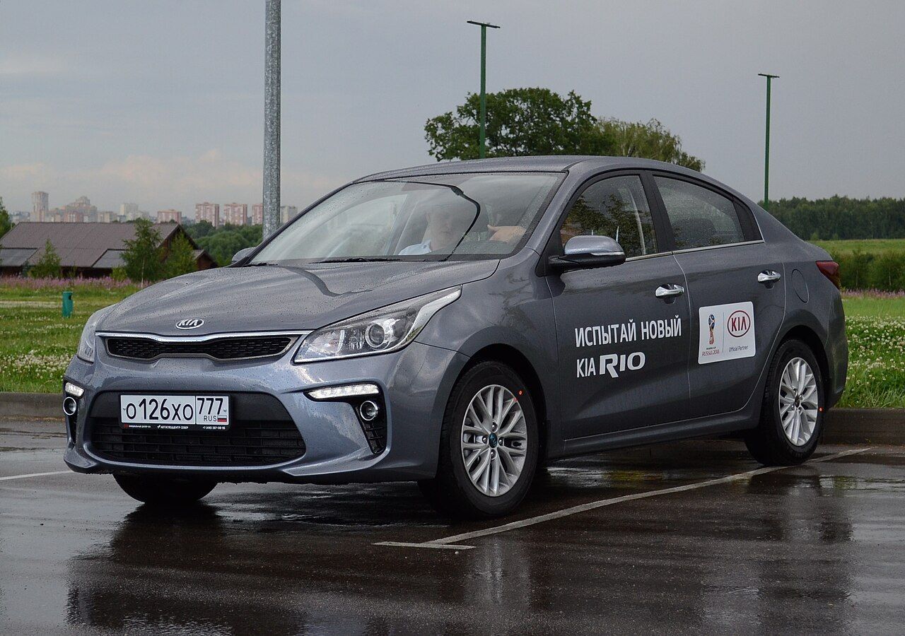 Фото модели: Kia Rio, вид спереди сбоку